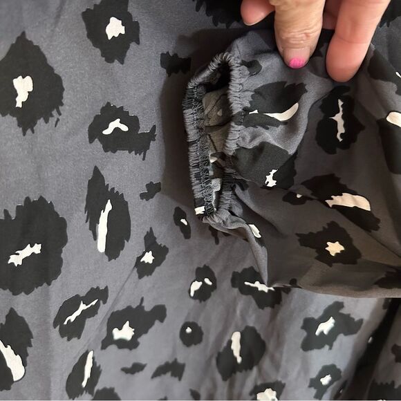 SHEIN LUNE Plus Notched Neck Allover Gray Leopard Print Blouse Size 2X - Picture 6 of 7